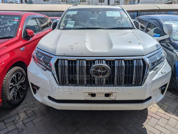Toyota Land Cruiser Prado 2018 White: Premium Performance and Luxury