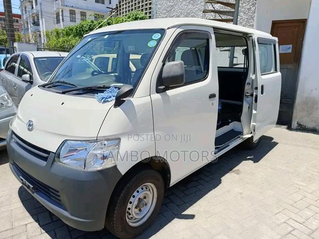Excellent Condition 2017 Toyota TownAce - White