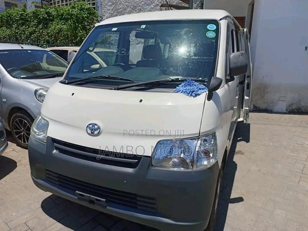 Excellent Condition 2017 Toyota TownAce - White