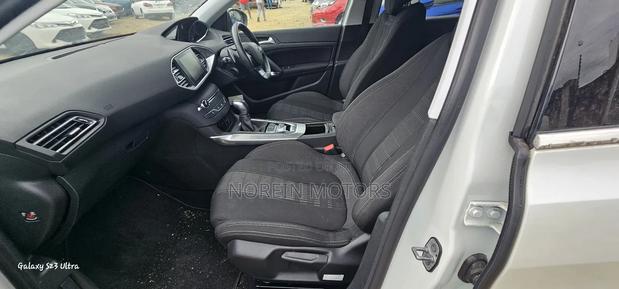 Pre-owned 2017 Peugeot 308 White Car