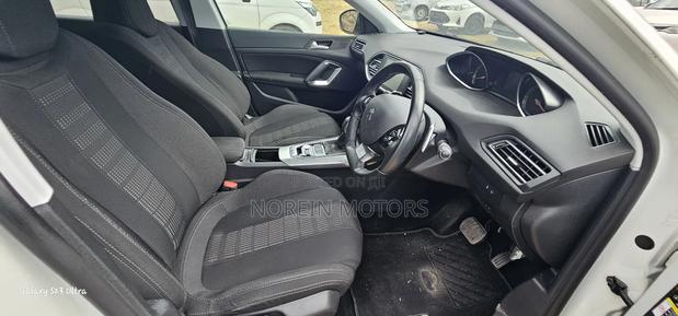 Pre-owned 2017 Peugeot 308 White Car