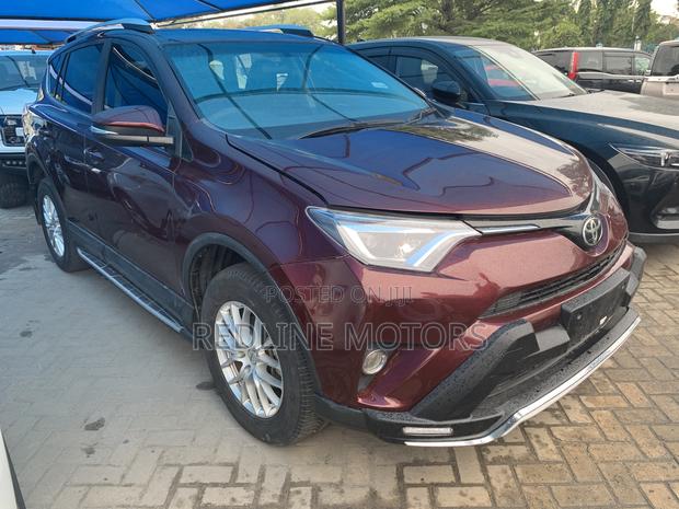 Luxurious 2018 Toyota RAV4 in Burgundy - Experience the Ultimate Driving Comfort!