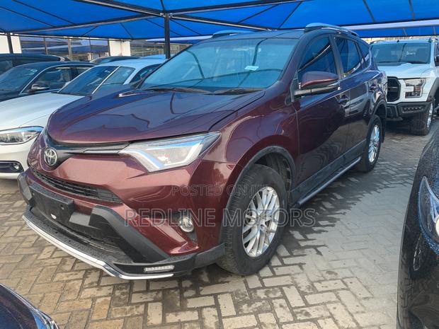 Luxurious 2018 Toyota RAV4 in Burgundy - Experience the Ultimate Driving Comfort!