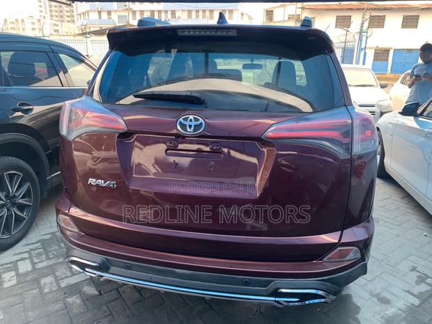 Luxurious 2018 Toyota RAV4 in Burgundy - Experience the Ultimate Driving Comfort!