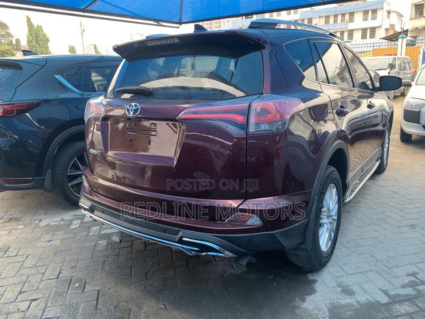 Luxurious 2018 Toyota RAV4 in Burgundy - Experience the Ultimate Driving Comfort!