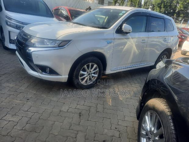 2017 Mitsubishi Outlander PHEV AWD - White