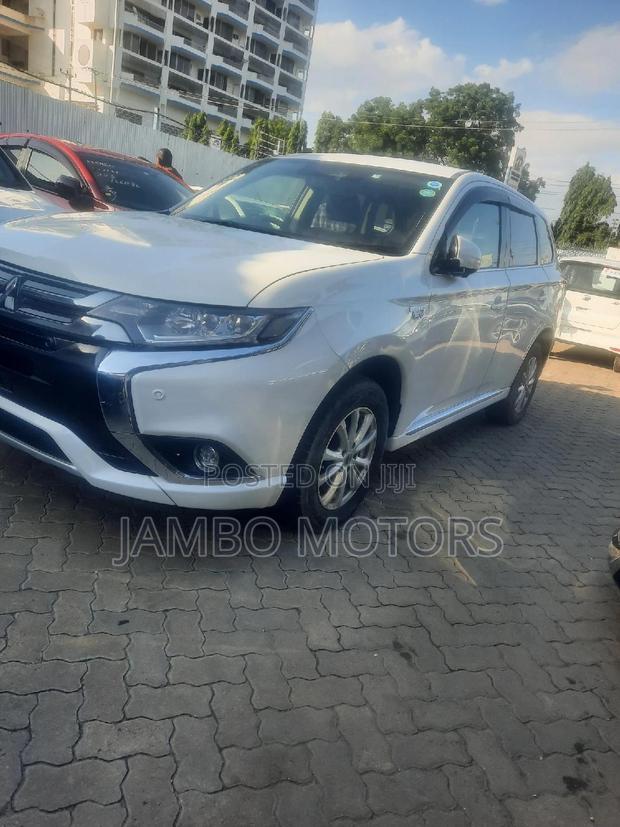 2017 Mitsubishi Outlander PHEV AWD - White