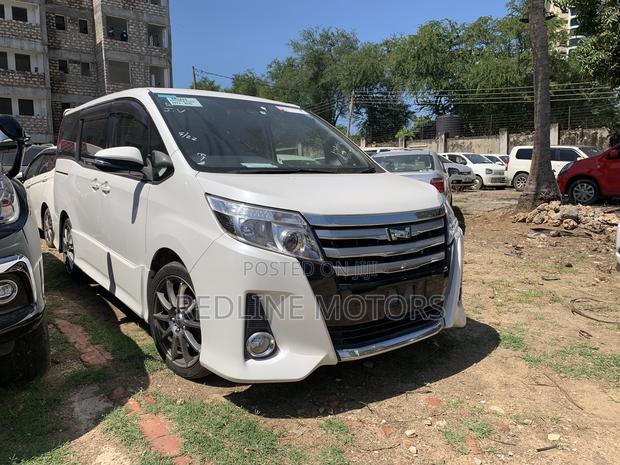 2017 Toyota Noah 2.0 FWD: 7-Seater in Pearl Trim