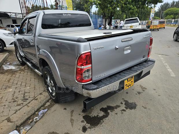 2016 Toyota Hilux Silver - Perfect for Off-Road Expeditions
