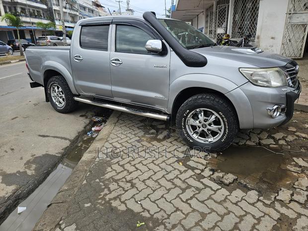2016 Toyota Hilux Silver - Perfect for Off-Road Expeditions