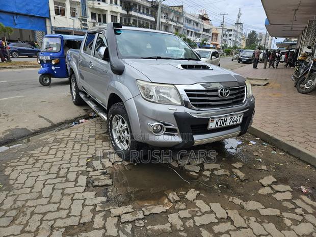 2016 Toyota Hilux Silver - Perfect for Off-Road Expeditions