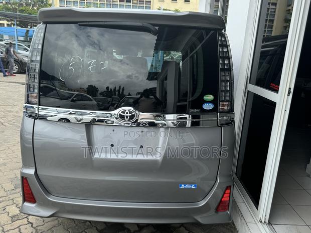 Used Toyota Voxy 2017 for sale in Gray