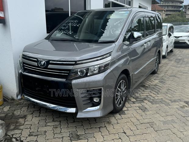 Used Toyota Voxy 2017 for sale in Gray