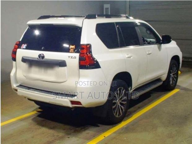 White 2018 Toyota Land Cruiser Prado 2.8 - Powerful Off-Roader