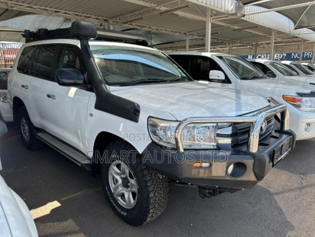 White 2017 Toyota Land Cruiser GXR V8 - High-Performance SUV