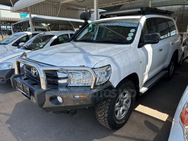 White 2017 Toyota Land Cruiser GXR V8 - High-Performance SUV