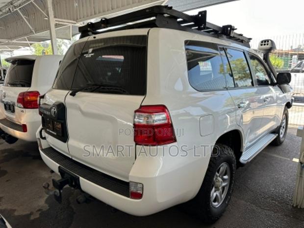 White 2017 Toyota Land Cruiser GXR V8 - High-Performance SUV