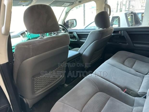 White 2017 Toyota Land Cruiser GXR V8 - High-Performance SUV