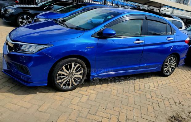 Honda Grace 1.5 Hybrid FWD 2018 - Blue: Efficient and Sleek Hybrid