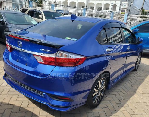Honda Grace 1.5 Hybrid FWD 2018 - Blue: Efficient and Sleek Hybrid