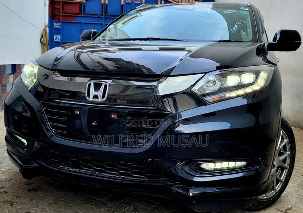 Sleek 2017 Honda Vezel Black: Compact Crossover with Style