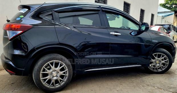 Sleek 2017 Honda Vezel Black: Compact Crossover with Style