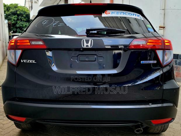 Sleek 2017 Honda Vezel Black: Compact Crossover with Style
