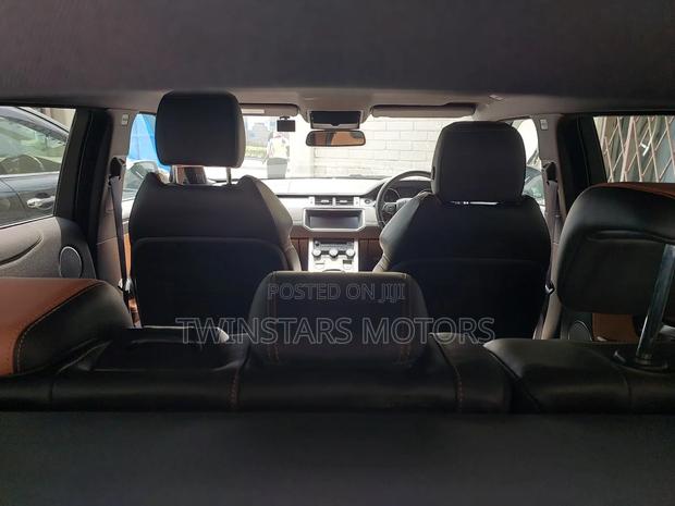 Black 5-Door 2017 Land Rover Range Rover Evoque HSE 4x4
