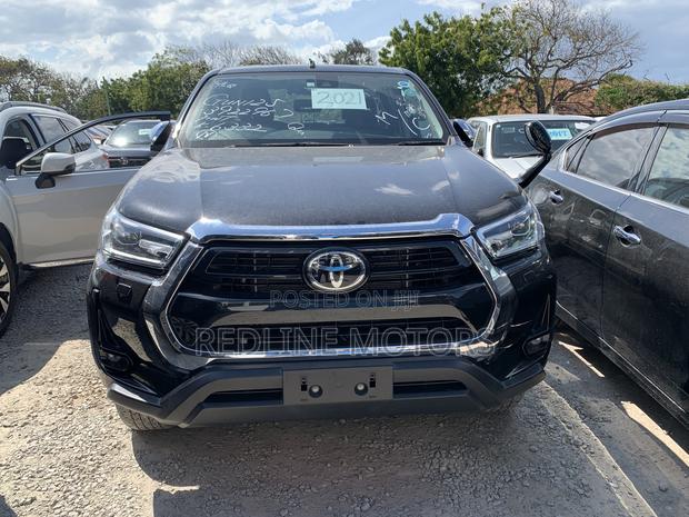 New 2.4D Toyota Hilux Matt Black 2020: Balance of Power & Design