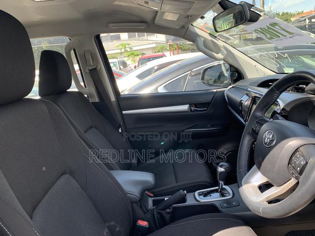 New 2.4D Toyota Hilux Matt Black 2020: Balance of Power & Design
