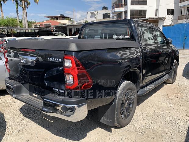 New 2.4D Toyota Hilux Matt Black 2020: Balance of Power & Design