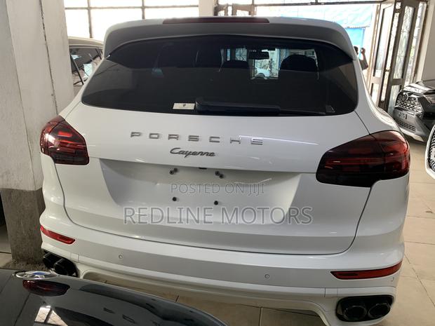 Off-White Porsche Cayenne Base AWD 2017: Multiple Models to Explore