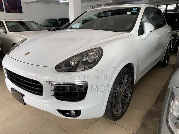 Off-White Porsche Cayenne Base AWD 2017: Multiple Models to Explore