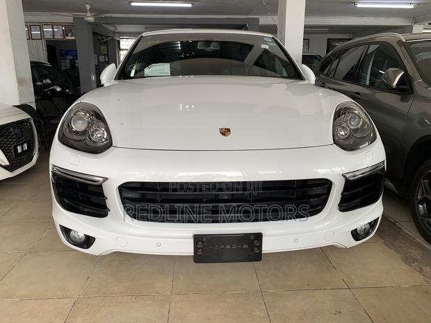 Off-White Porsche Cayenne Base AWD 2017: Multiple Models to Explore