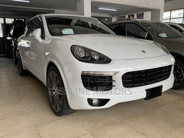 Off-White Porsche Cayenne Base AWD 2017: Multiple Models to Explore