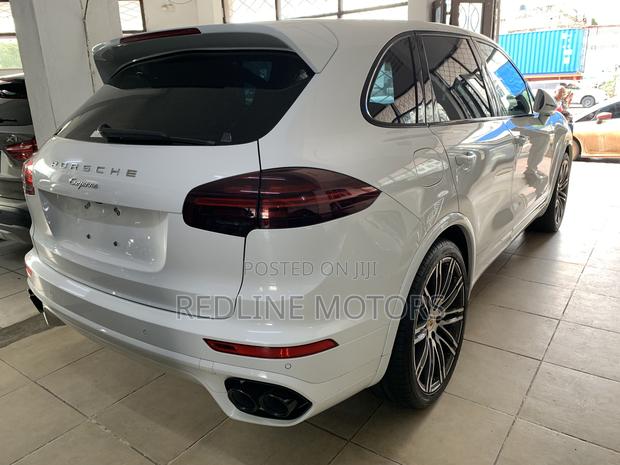 Off-White Porsche Cayenne Base AWD 2017: Multiple Models to Explore