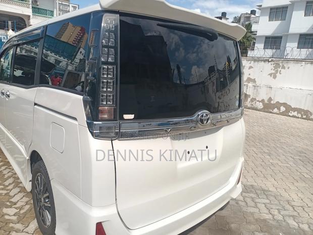 Toyota Voxy 2017 White