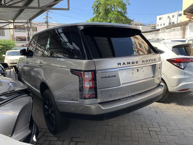 Luxury Pre-Owned 2016 Land Rover Range Rover Vogue in Gold
