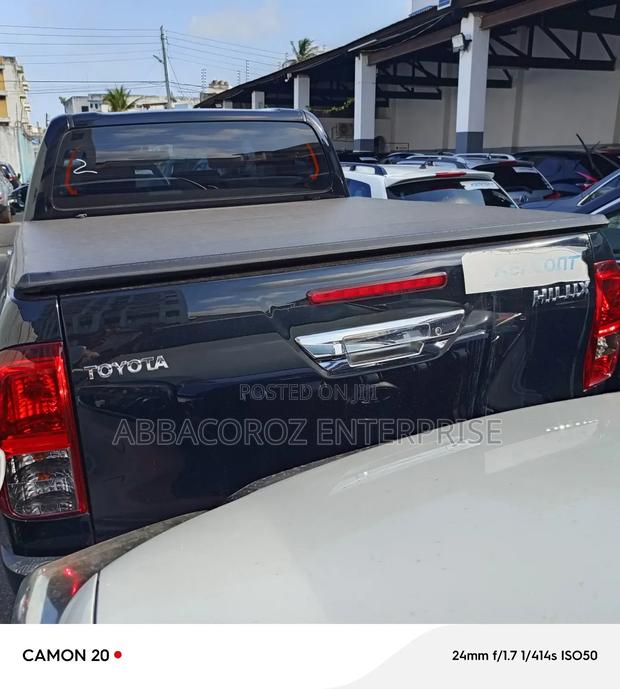 Powerful 2017 Toyota Hilux Black: Perfect for Off-Road