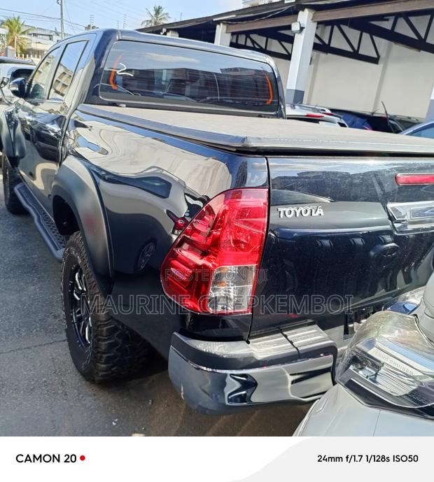 Powerful 2017 Toyota Hilux Black: Perfect for Off-Road