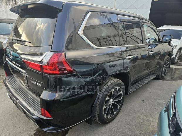 LX 2018 Lexus Black - Premium Off-Road Vehicle