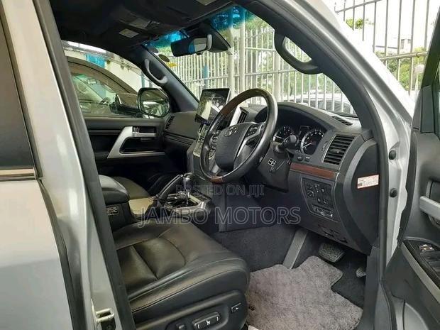 2018 Land Cruiser 4.6 V8 ZX Silver - Luxury 4x4 for Off-Road Exploration
