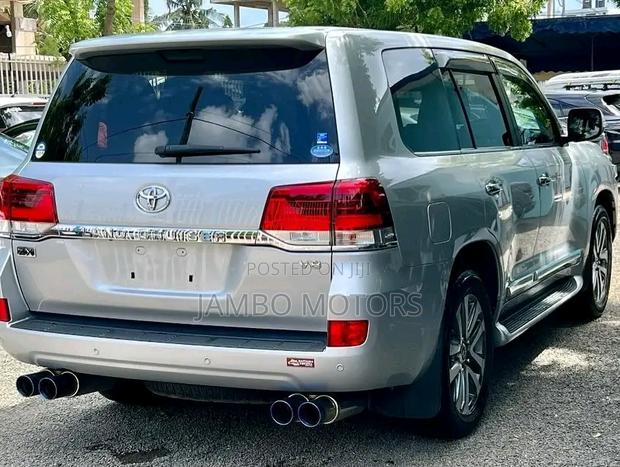 2018 Land Cruiser 4.6 V8 ZX Silver - Luxury 4x4 for Off-Road Exploration
