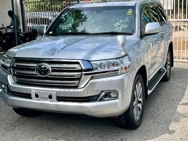 2018 Land Cruiser 4.6 V8 ZX Silver - Luxury 4x4 for Off-Road Exploration