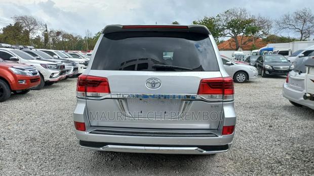 2015 Toyota Land Cruiser ZX Silver V8: Off-Road Capability, On-Road Comfort