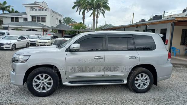 2015 Toyota Land Cruiser ZX Silver V8: Off-Road Capability, On-Road Comfort