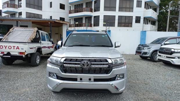 2015 Toyota Land Cruiser ZX Silver V8: Off-Road Capability, On-Road Comfort