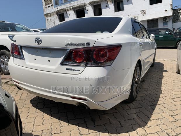 2017 Toyota Crown Pearl - Exclusive Sedan
