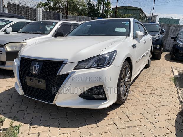 2017 Toyota Crown Pearl - Exclusive Sedan