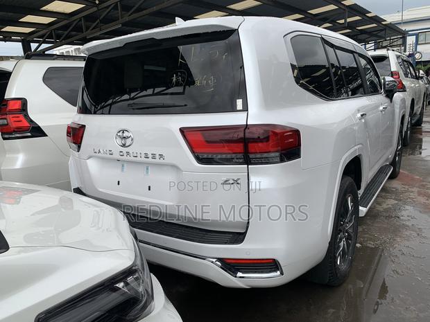 2023 Toyota Land Cruiser Pearl: A Symphony of Power and Comfort
